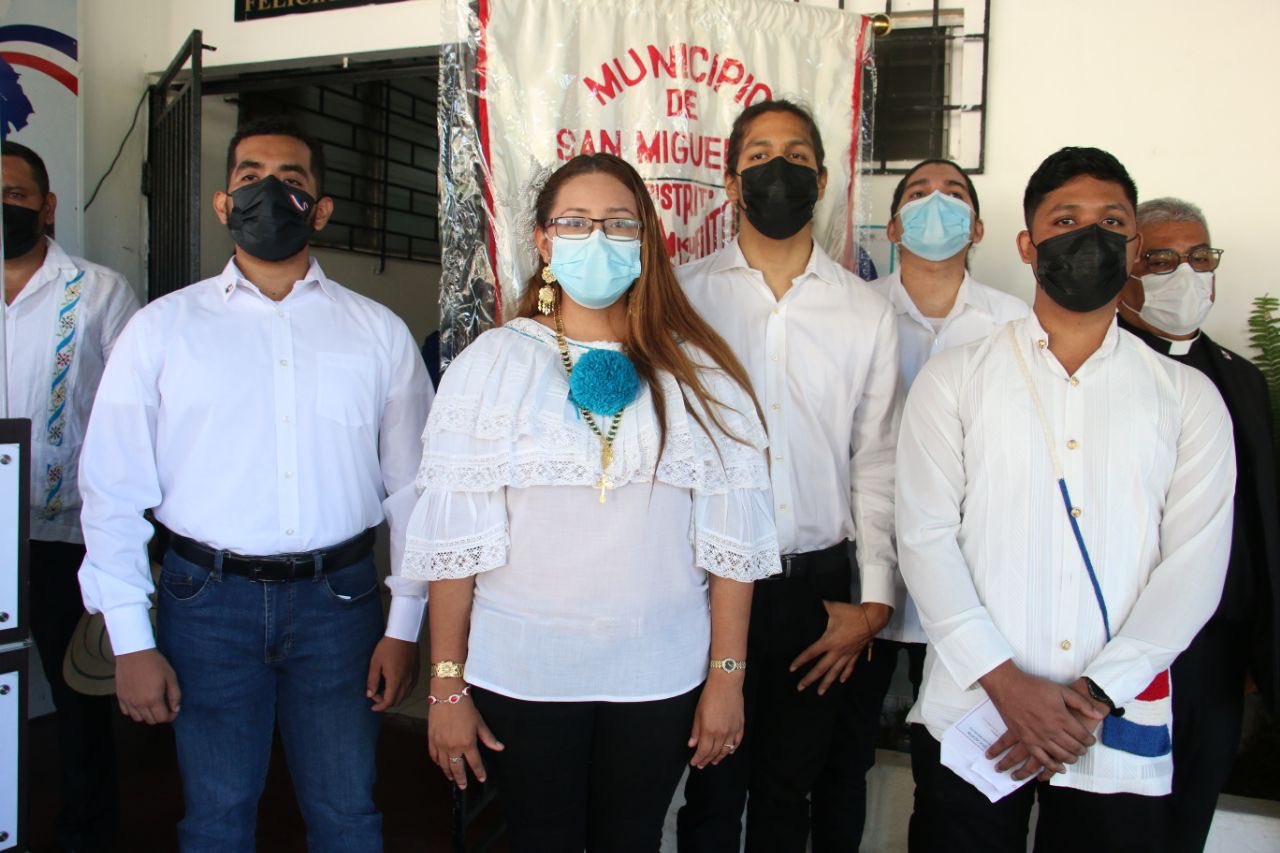 Ceremonia de abanderamiento del equipo GMC en la Alcaldía de San Miguelito, Panamá, tras el regreso de Rusia