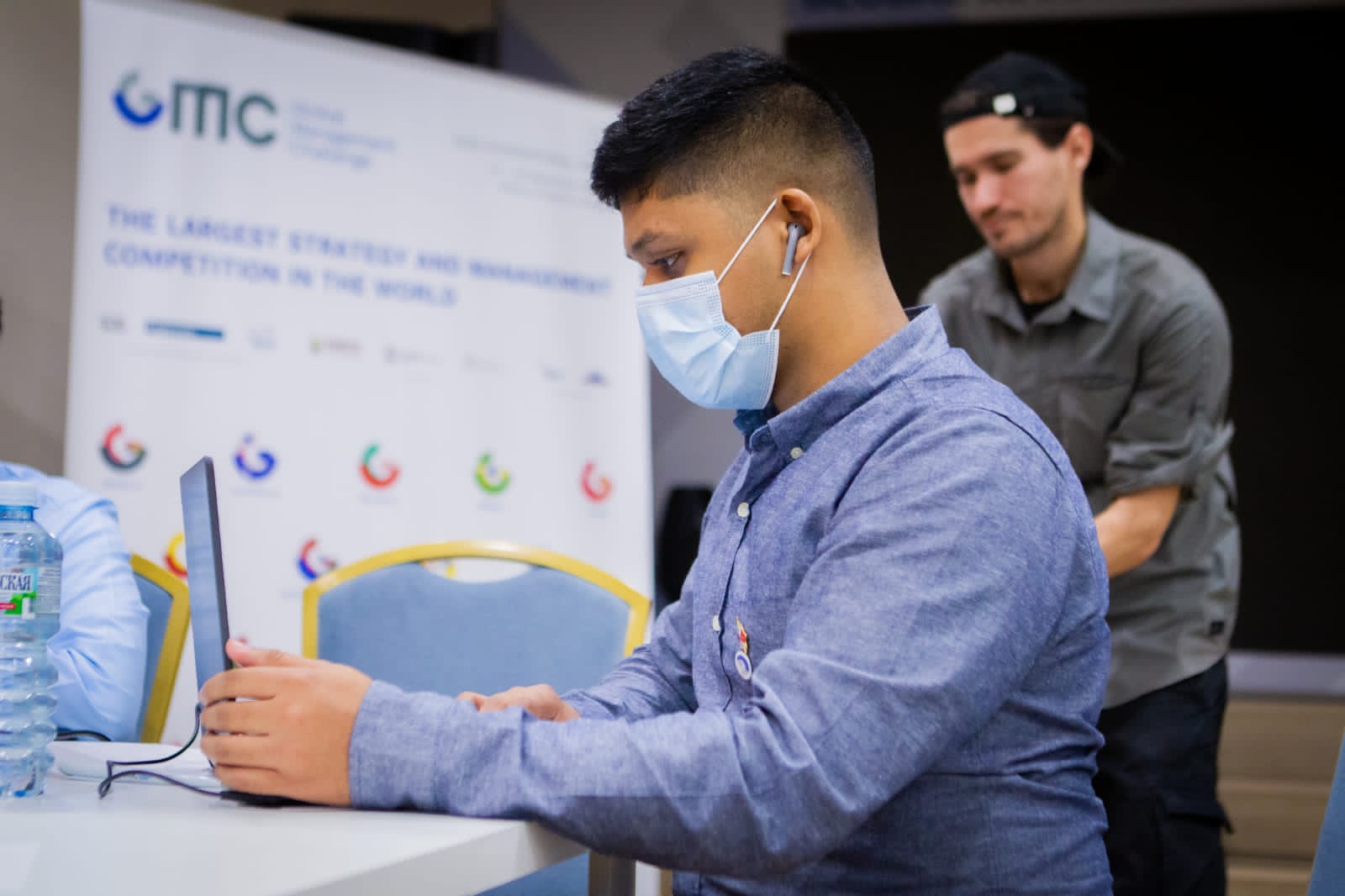 Integrante del equipo panameño trabajando en su laptop durante la ronda de simulación del GMC 2021